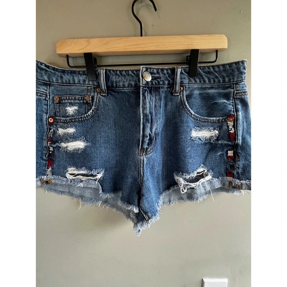 American Eagle Denim Distressed Embroidered Festival Jean Shorts Size 12 Boho - Picture 2 of 8